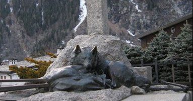 statue for Soter the dog 
